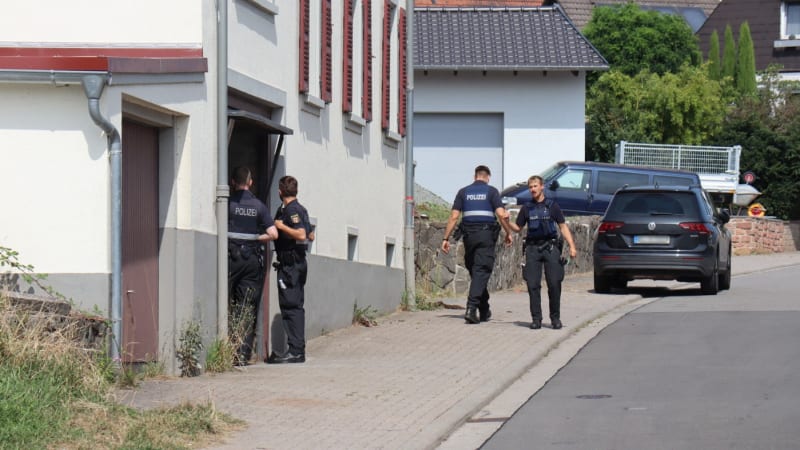 Muž v Německu se pokusil zabít 10letou holčičku nožem. Pátrá po něm policie, nasadila vrtulník