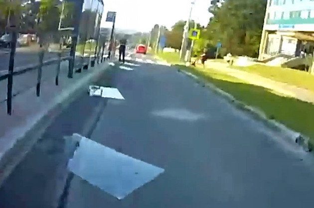 Na silnici u zastávky ležely skleněné výplně. Vandal je ze vzteku vykopl