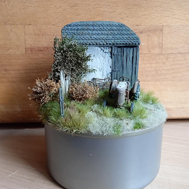 Vzpomínka se vešla do konzervy od tuňáka. Dioráma stodoly i se Zetorem 15