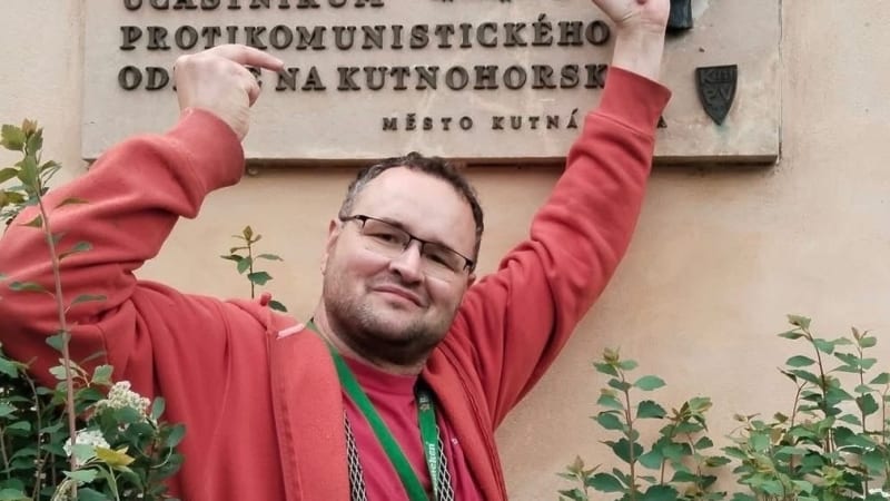 Zdvižený prostředník komunisty Milaty u památníku obětí: Omluv se, nebo táhni, zuří mluvčí ODS