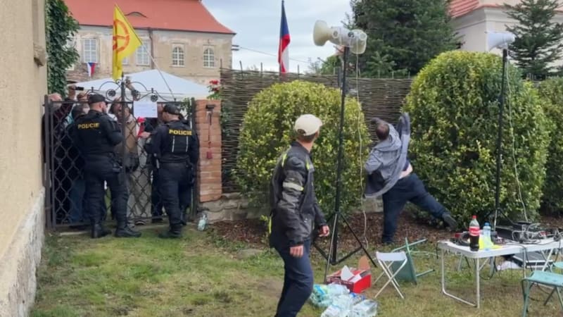 Vyhrocené Vlastenecké setkání v Příčovech: Odpůrci narušují akci, na místě je policie