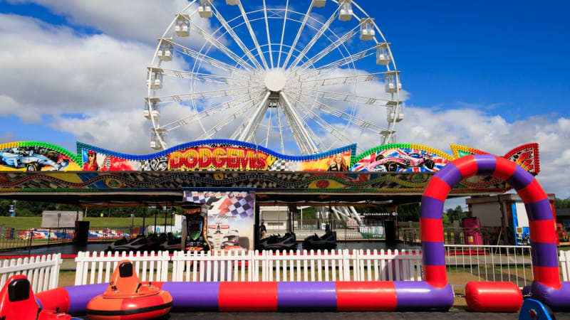 Tragické úmrtí v britském lunaparku: 20letý mladík zemřel po vážném poranění hlavy