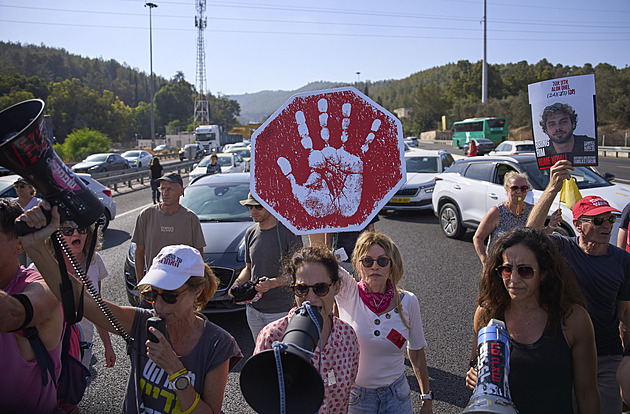 Mluví o jednáních, ale rukojmí obětuje, kritizovali demonstranti v Izraeli Netanjahua