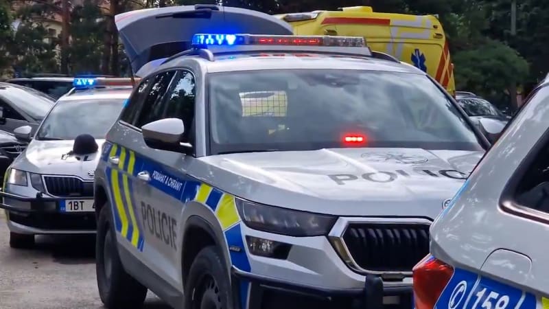 Mladá řidička zemřela u Turnova po nárazu do stromu při předjíždění. Spolujezdec je zraněný