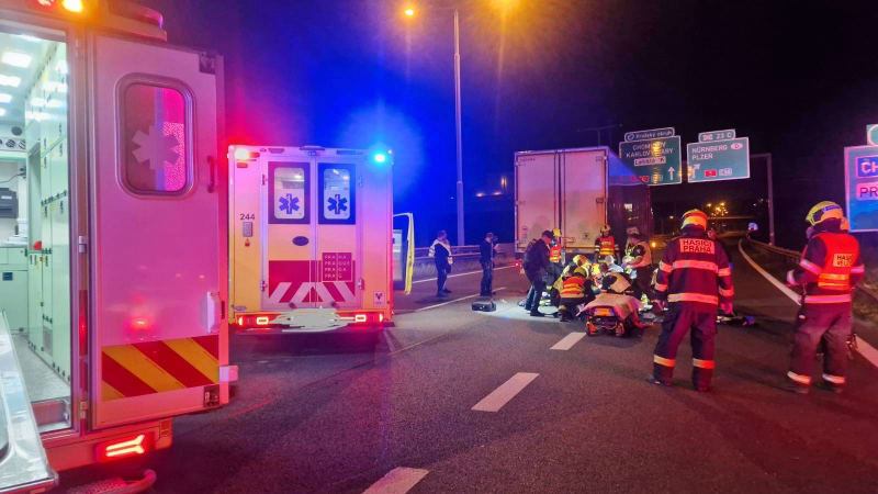 Tragická nehoda v Praze: Mladý motorkář se srazil s nákladním vozem, zraněním podlehl