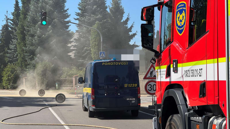 Poplach v Průhonicích: Z potrubí tam unikal plyn. Zasahovali hasiči, 100 lidí se evakuovalo