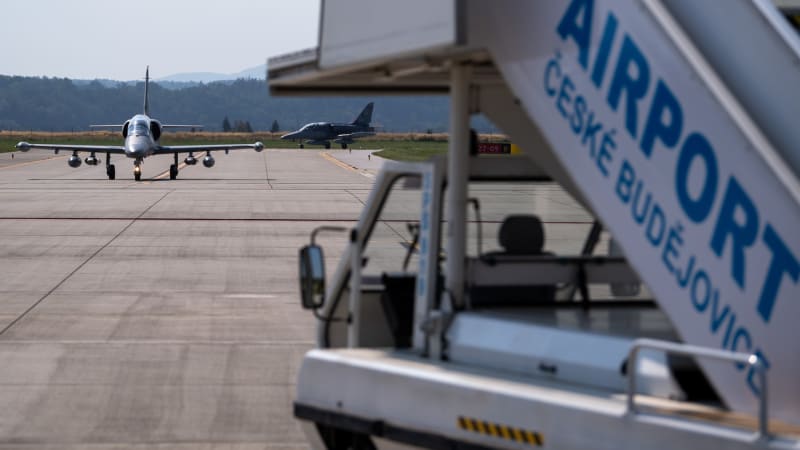 Armáda odklonila z trasy do Budějovic dvě letadla s dovolenkáři. Probíhal nácvik střelby
