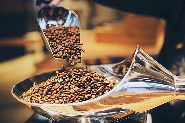 Za vůní čerstvé kávy napříč Českem. Řemeslné pražírny mění ranní rituály