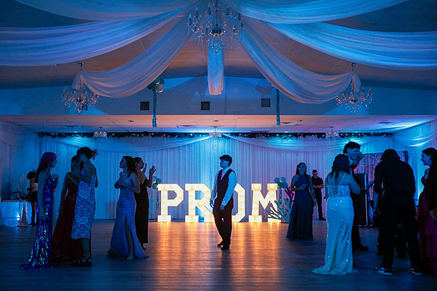 Od Instagramu na ples. Středoškolačky v USA se nadchly pro levnější šaty z Afriky