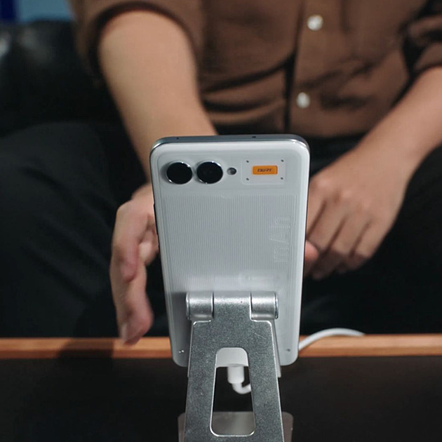 Do obyčejného smartphonu narvali baterku s obří kapacitou. Výdrž bere dech