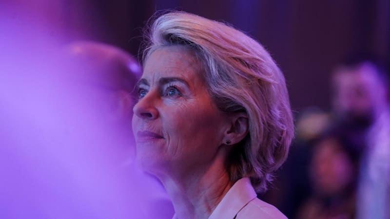 Letadlo von der Leyenové muselo přistát podle papírových map. Rusko zřejmě rušilo GPS signál