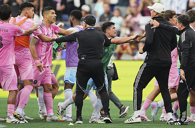 Další hřích fotbalového kanibala Suáreze. Messiho spoluhráč plivl po trenérovi