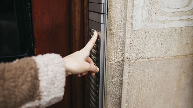 Smrt kvůli nevinnému žertu v USA. Muž na zazvonění reagoval střelbou, 11letý chlapec zemřel