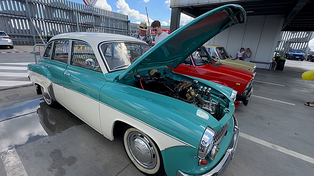 Veteráni na střeše. Na sraz klasiků dorazily hranaté ameriky i rudé žigulíky