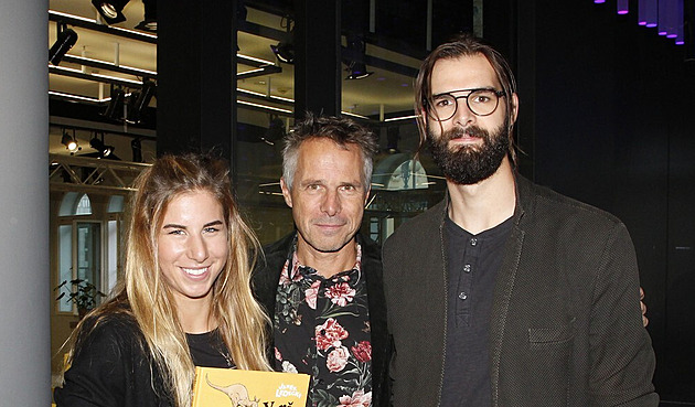 Ester zpívá z rodiny nejlíp, přitom to vůbec nepotřebuje, čílí se Janek Ledecký