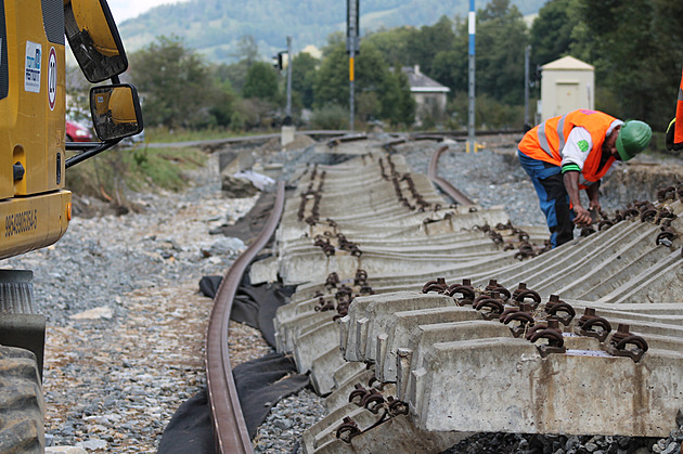 Návrat vlaků. Zbývající povodněmi poničené tratě na Jesenicku zprovozní v prosinci