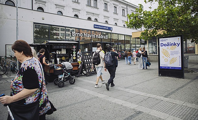 U nádraží v Brně ubylo bezdomovců. Pokuty nezabíraly, pomohlo jiné opatření