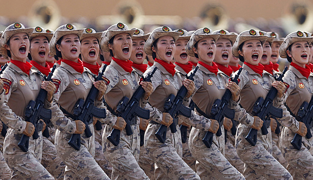 Deset tisíc vojáků na přehlídce v Číně. Si, Putin a Kim se prošli po červeném koberci