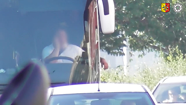 V jedné ruce cigareta, ve druhé mobil. Šofér řídil autobus plný lidí loktem