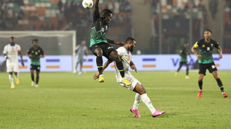 Roj včel přerušil fotbalový zápas, vyděšení hráči lehli k zemi. Po síti kolují bizarní záběry