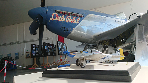 Vidět model a originál vedle sebe je zážitek. P-51D Mustang „Rebel“