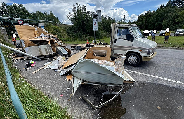 Nízké mosty jsou pastí pro dodávky. Řidiči se po nárazu rozsypal karavan