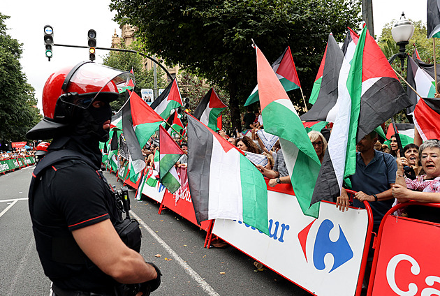 Aktivista způsobil pád Španěla Roma. Existuje i plán s koncem Vuelty v sobotu