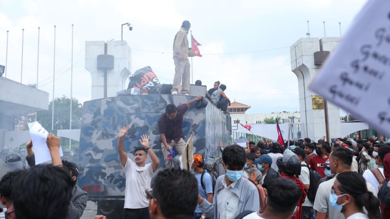 Krvavé protesty proti zákazu sociálních sítí v Nepálu: Po střelbě do lidí jsou na místě mrtví