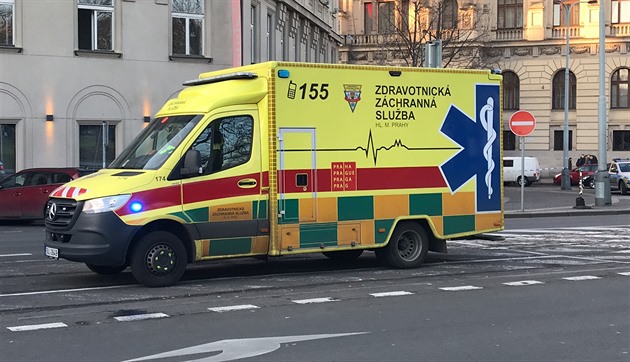 Tři mladíky v Praze postihla nevolnost, patrně po požití drogy. Skončili na JIP