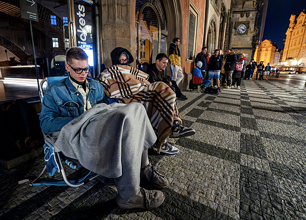 Nová kniha Dana Browna táhne, lidé ve frontě u Staroměstské radnice i nocovali