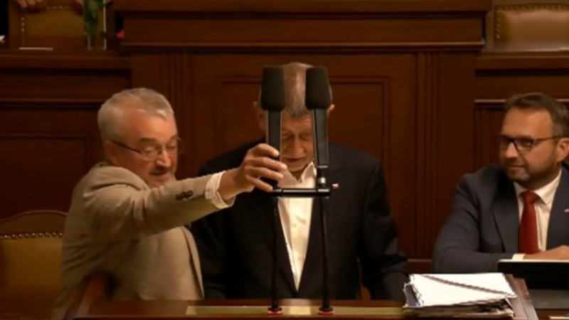 Fraška ve Sněmovně: Nechám vás vyvést, hrozila Pekarová Babišovi. Podvádíte, vmetl jí expremiér