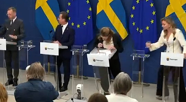 VIDEO: Kolaps první den v úřadu. Švédská mistryně zdravotnictví omdlela na konferenci