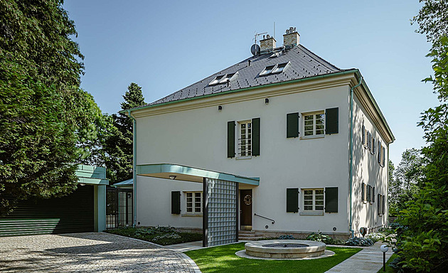 Z vily z 30. let je opět architektonický skvost, má i garáž pro šest aut
