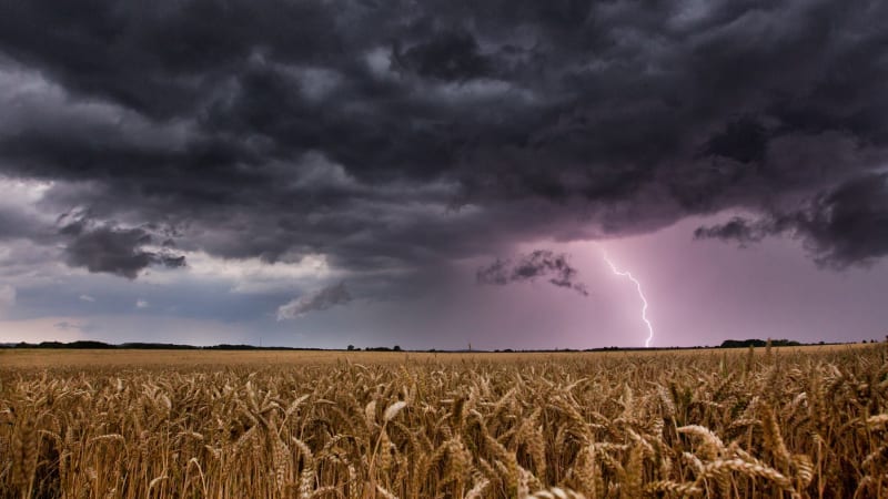 VÝSTRAHA: Do Česka vtrhnou silné bouřky a vydatné deště. Mapa ukazuje, kde hrozí nebezpečí