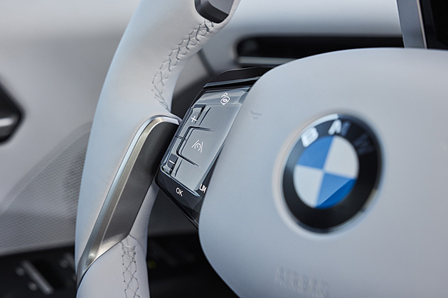 BMW změnilo své logo, nikomu o tom ale neřeklo. Dostal ho nový elektromobil