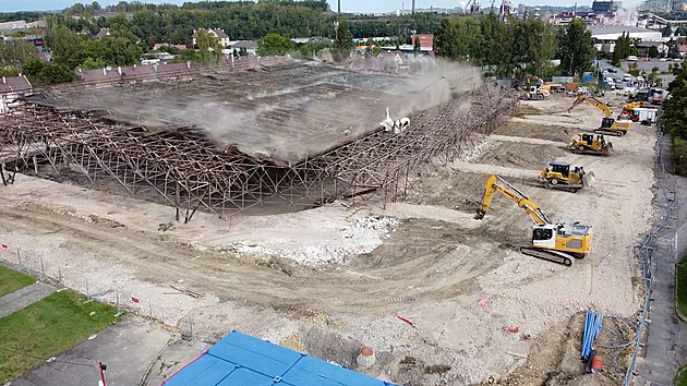 Složila se k zemi jako dům z kostek. Dron zachytil stržení ocelové konstrukce haly