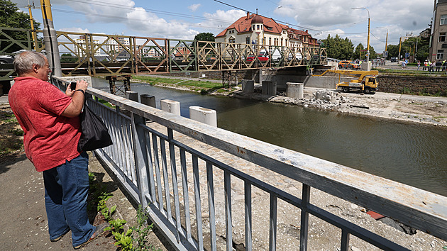 Tah Opavou znovu uzavřen. Silničáři začali likvidovat provizorní most