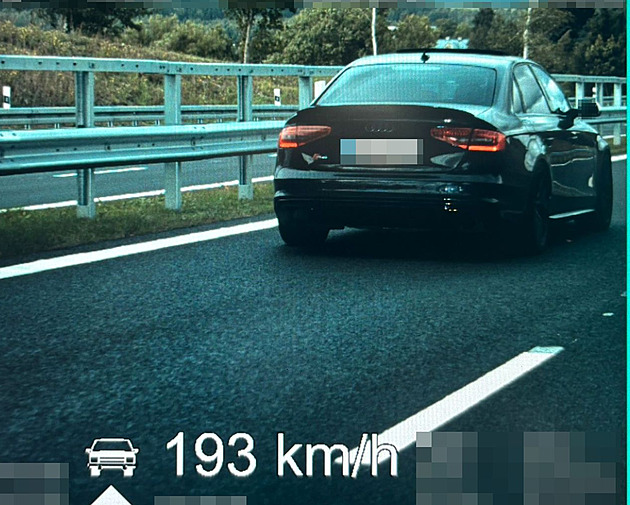 VIDEO: Řidič v audi se kolem policistů na devadesátce prohnal téměř dvoustovkou