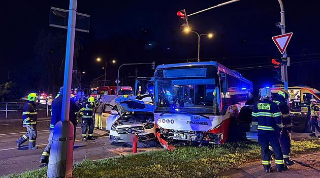 V Malešicích se srazil autobus a tři auta, v nemocnici skončili čtyři zranění