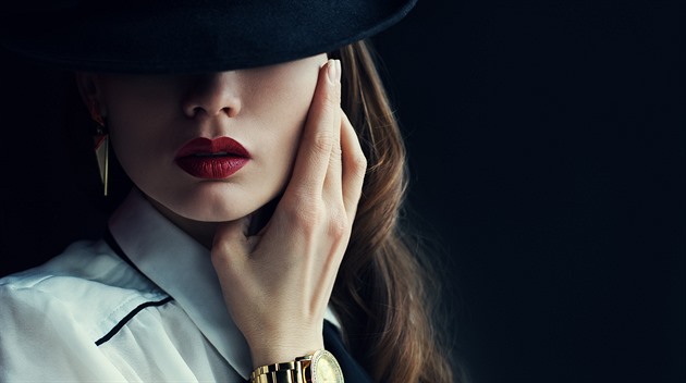 Knoflíky, burgundské a archiv. Tyto beauty trendy letos ovládnou podzim