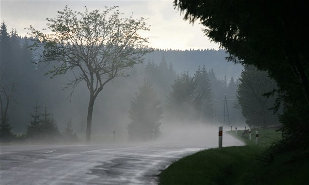 Po prosluněném víkendu přichází vlna ochlazení. Studená fronta přinese déšť