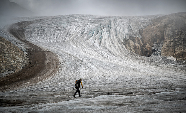 OBRAZEM: Umírá před očima. Alpský ledovec se za rok ztenčil o šest metrů