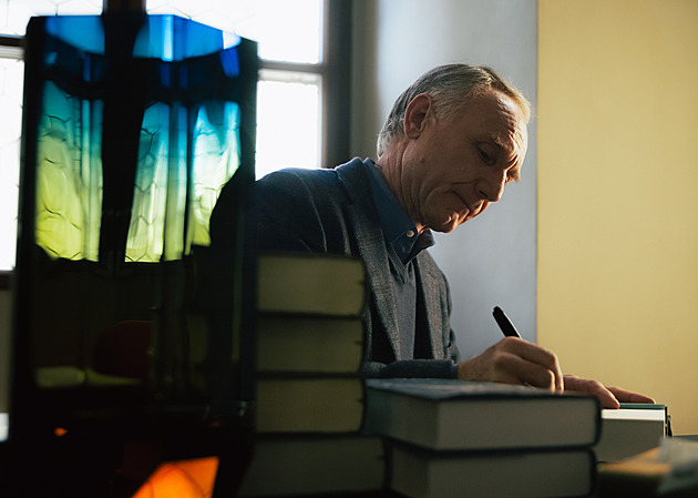 Dan Brown dostal unikátní vázu z Moseru. Její číslo odkazuje na zlatý řez