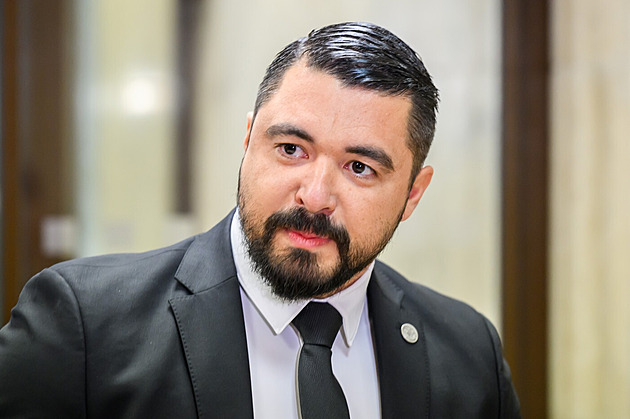 Šéf slovenské tajné služby opsal diplomku, převzal celé kapitoly. Lež, reaguje