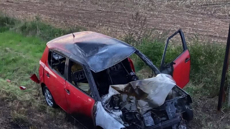 Smrtelná srážka u Lochenic: Motorkář zemřel, auto začalo hořet. Řidička je těžce zraněná