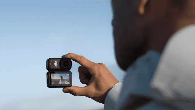 Maličkou kameru DJI Osmo Nano připnete třeba na kšiltovku. Dostanete i dok s displejem