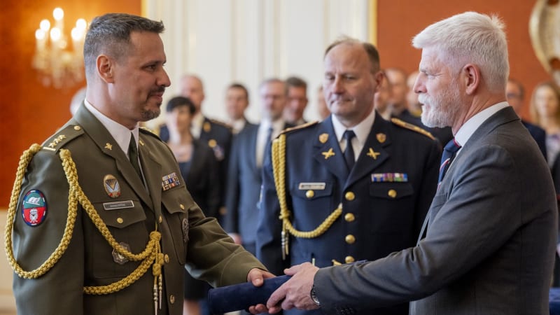 Útok nožem na elitního generála. Řehkův spolupracovník skončil s vážným zraněním v nemocnici