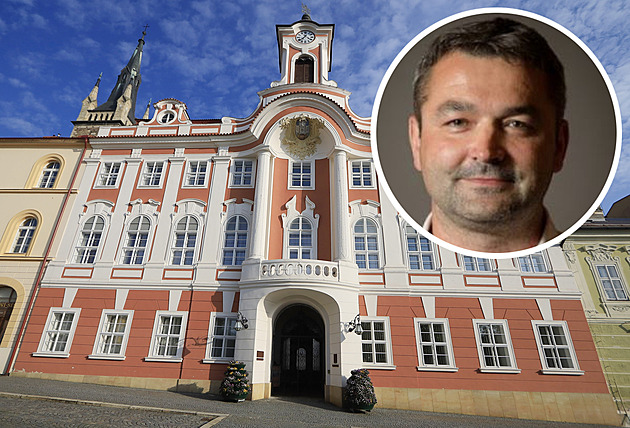 Tajemník Čáslavi Ronovský měl lhát v žádosti o práci. Kraj ho neodvolá