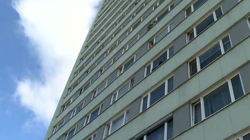 Záhadná smrt mladé ženy v Praze: Vypadla z 15. patra. Svědci tragédii natočili na mobil