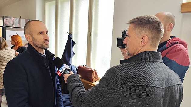 Gang falešných telefonických bankéřů stanul před soudem, obžalovaných je 20